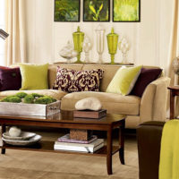 Meja ruang tamu coklat dengan sofa beige