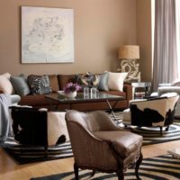 Menghias ruang tamu dengan bantal berwarna-warni