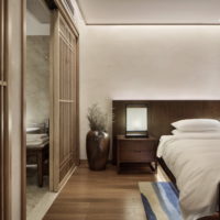 Combinația de maro și alb în designul dormitorului
