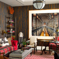 Eklektiškas gyvenamasis kambarys su rudomis sienomis
