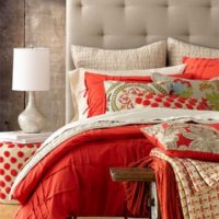 Combinația de maro și roșu în dormitor
