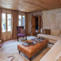 Dřevěný strop v obývacím pokoji soukromého domu