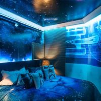 Moderna camera da letto in stile spazio
