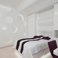 Високотехнологичен интериор в бяла спалня
