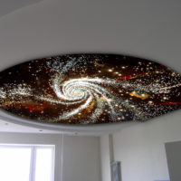 Galaxy op een tweelaags verlaagd plafond