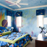 Интериорът на детската стая в сини тонове по темата за пространството