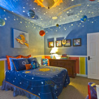 Gražus kosmoso stiliaus vaikų kambarys.