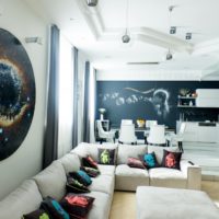 Augsto tehnoloģiju dzīvojamās istabas dekors