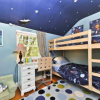 Tekstilė vaikų kambaryje su planetų atvaizdu