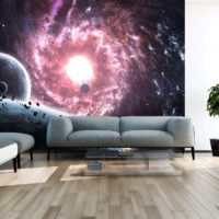 Kosmosa foto tapetes virs dīvāna privātmājas viesistabā