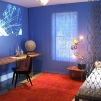 Pereți albastri într-o cameră de design minimalist