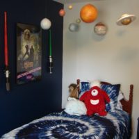Decoratiuni ale planetei peste un pat pentru copii