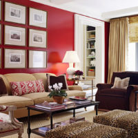 Hiasan dinding di atas sofa dengan warna merah