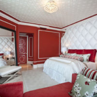 Raudonas ir baltas miegamasis miesto bute