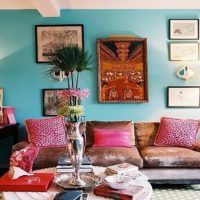Червени възглавници на дивана в хола