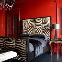 Raudonos, baltos ir juodos spalvos derinys miegamajame