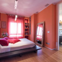 Slaapkamer in rode en roze tinten