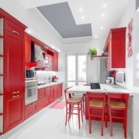 Fațade roșii ale unui set de bucătărie