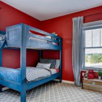 Mėlyna lova raudoname vaikų kambaryje