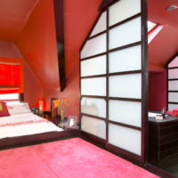 Japoniško stiliaus miegamasis su raudonu interjeru
