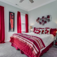 Бяла спалня с червени акценти