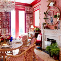 Houten meubels in de rode woonkamer