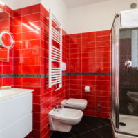 Sarkanā flīze vannas istabā