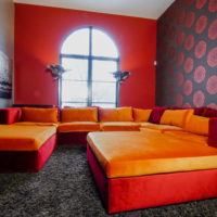 Perabot berwarna oren-merah di ruang tamu