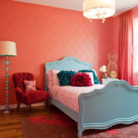 Ružičasta pokrivačica na krevetu u dječjoj sobi