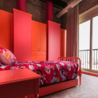 Dormitor roșu cu pat metalic
