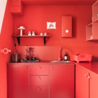 Bucătărie roșie într-o casă privată