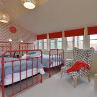 Raudonos lovos vaikų kambario dizaine