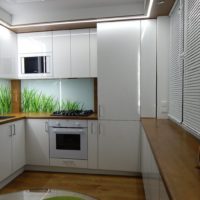 Акрилна престилка в кухнята с лъскави фасади