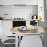 Witte keuken met een ronde tafel