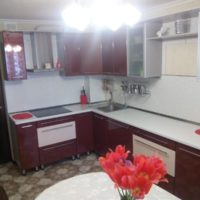 Keuken set met frambozen deuren