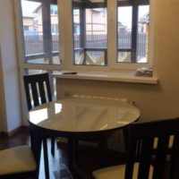 Okrugli stol za blagovanje u kuhinji privatne kuće