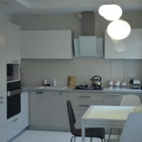 Интериор на модерна кухня в бял цвят