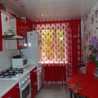 Rode kleur in het ontwerp van de keukenruimte