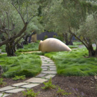 Amfora uriașă în designul grădinii