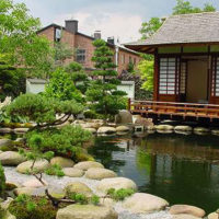 Japans tuinhuisje aan de oever van een kunstmatig reservoir