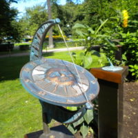 Sebuah sundial sebagai bentuk seni bina yang kecil untuk taman