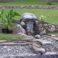 Cascadă de piatră în grădină