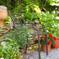 Starožitné kované židle v krajině zahrady