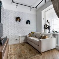 Bílá cihlová zeď v interiéru obývacího pokoje městského bytu