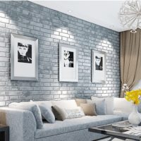 Interiér šedého obývacího pokoje s pohovkou