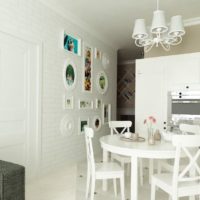 Balta virtuvės svetainė su plytų siena.