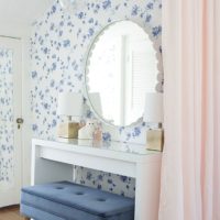 Tapet alb cu flori albastre în dormitorul fetei