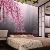 Realistisch fotobehang met bloemen boven het bed
