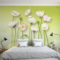 Skaistas tapetes ar ziediem virs laulāto gultas