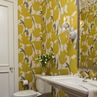 Geltoni tapetai su gėlėmis vonios kambaryje